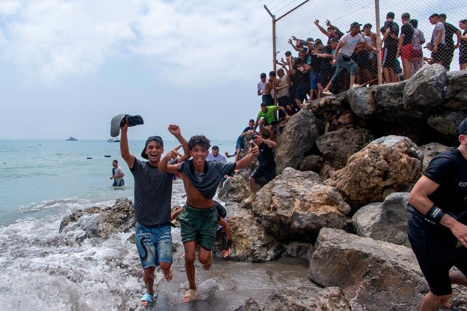 Binnen Tagen erreichten Hunderte Migranten die spanische Nordafrika-Exklave Ceuta.