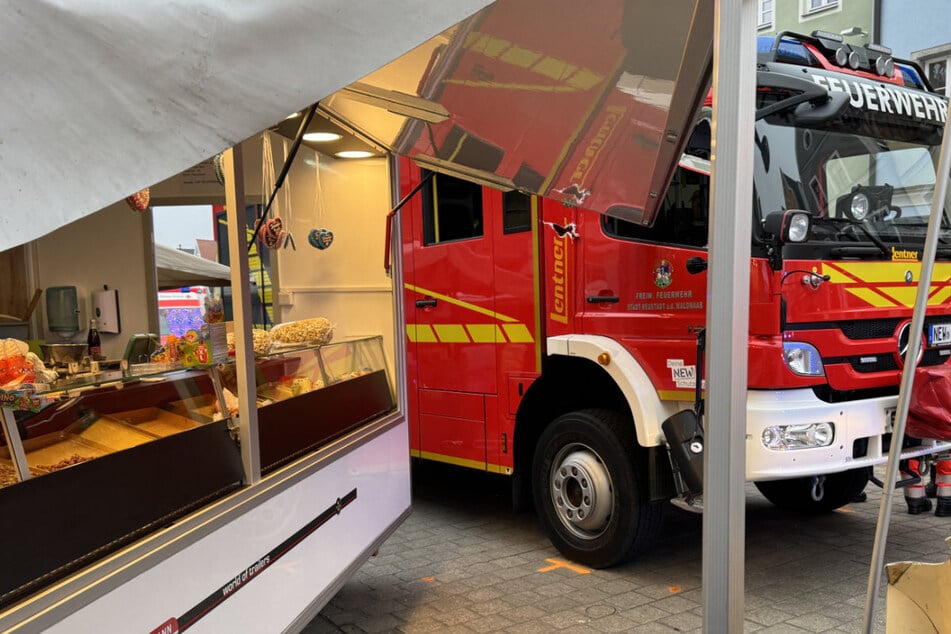 Bei einer Einsatzfahrt krachte ein Feuerwehrwagen gegen einen Verkaufsstand. Mehrere Personen wurden verletzt.