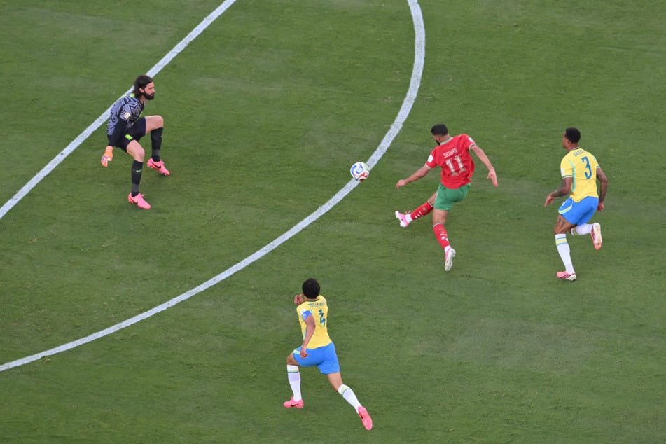 Für das Team aus Marokko schoss Saibari (rotes Trikot) in dieser Szene das erste WM-Tor des Turniers.