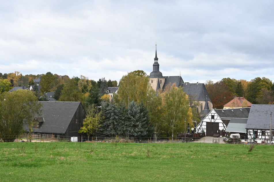 Blick auf den historischen Ortskern mit Stiftskirche: Ebersdorf feiert 2024 sein 700-jähriges Jubiläum.