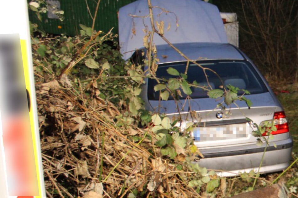Tödlicher Unfall: BMW-Fahrer rast plötzlich über Straße und stürzt Abhang hinab