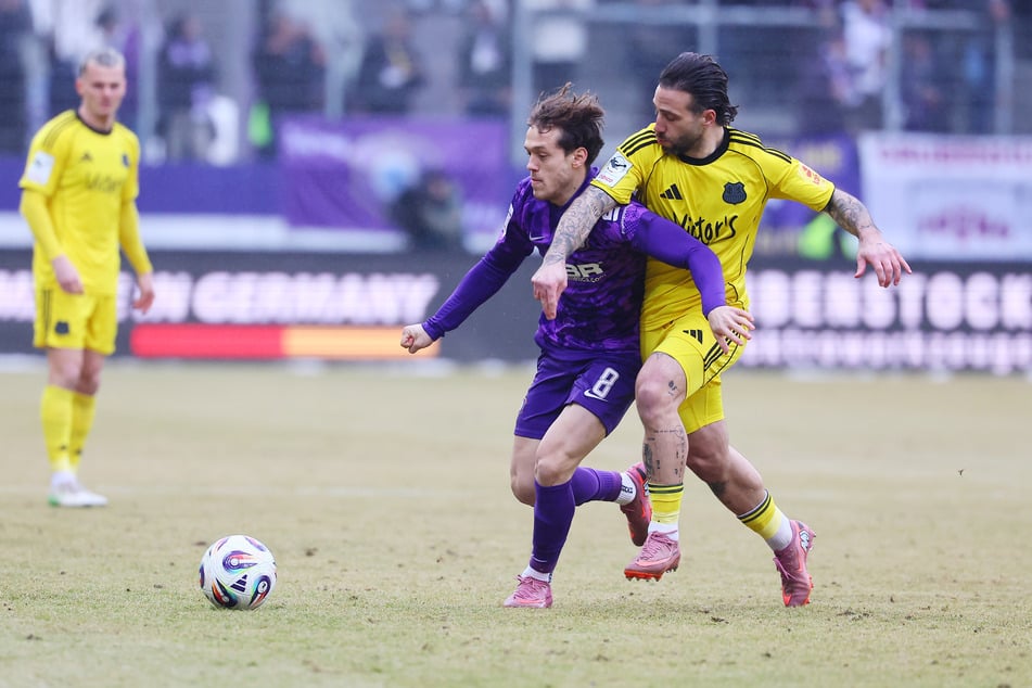 Aue-Spieler Mika Clausen (l.) im Zweikampf mit Calogero Rizzuto.