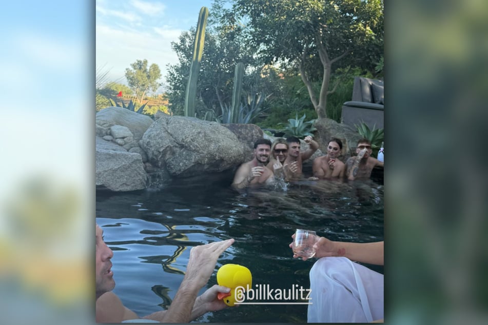 Bills beste Freundin postete einen Schnappschuss von einer Pool-Party, wo die beiden eng beieinander sitzen.