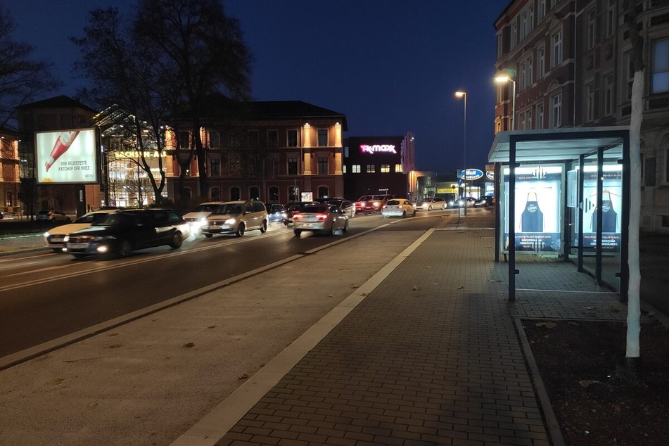 Nachts wird die Bushaltestelle hell erleuchtet, doch genutzt wird sie bisher nicht. Erst 2024 sollen hier die ersten Busse halten.