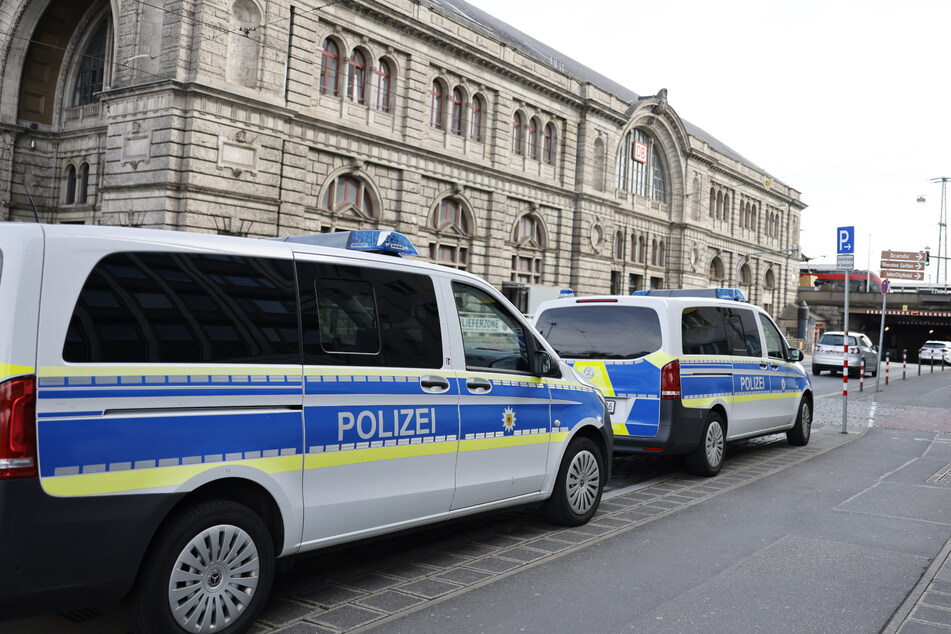 Polizeiwägen stehen vor dem Nürnberger Hauptbahnhof.