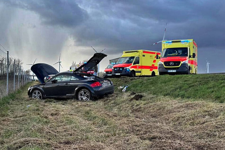 Der Audi ist auf der A24 von einem Reisebus abgedrängt worden.