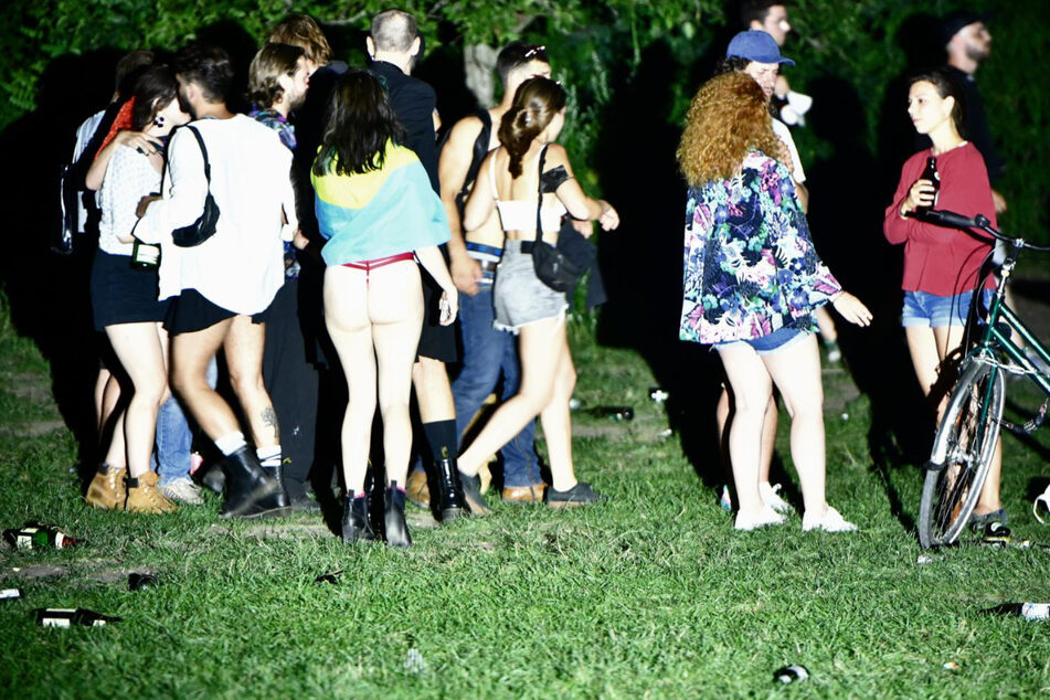 Leicht bekleidete Frauen feierten nach der Teilnahme am Christopher Street Day in der Hasenheide weiter.