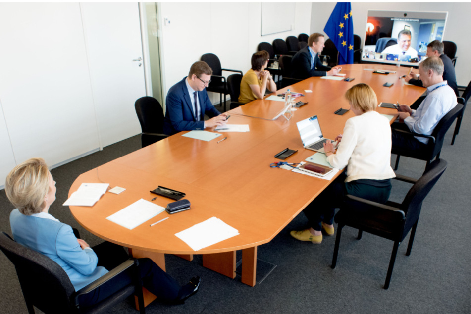 Ursula von der Leyen (61, links), Präsidentin der EU-Kommission, nimmt am 17. April an einem Treffen der Europäischen Kommission zu den neuesten Entwicklungen im Kampf gegen das Coronavirus teil.