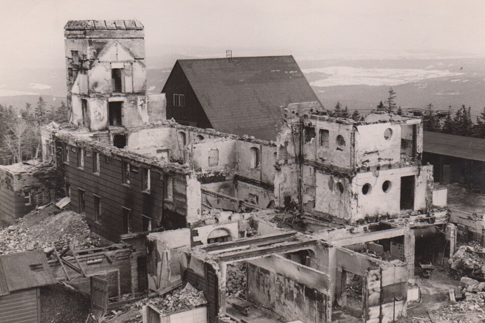 Das historische Fichtelberghaus brannte bis auf die Grundmauern nieder und musste abgerissen werden.