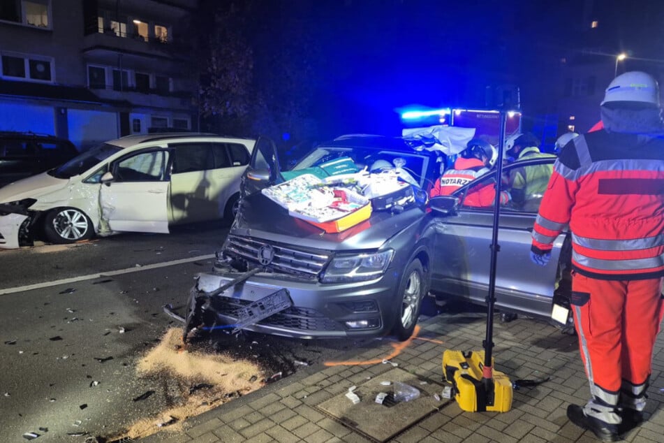 Auch einen schweren Verkehrsunfall hatte die Feuerwehr in Bergisch Gladbach zu bewerkstelligen.