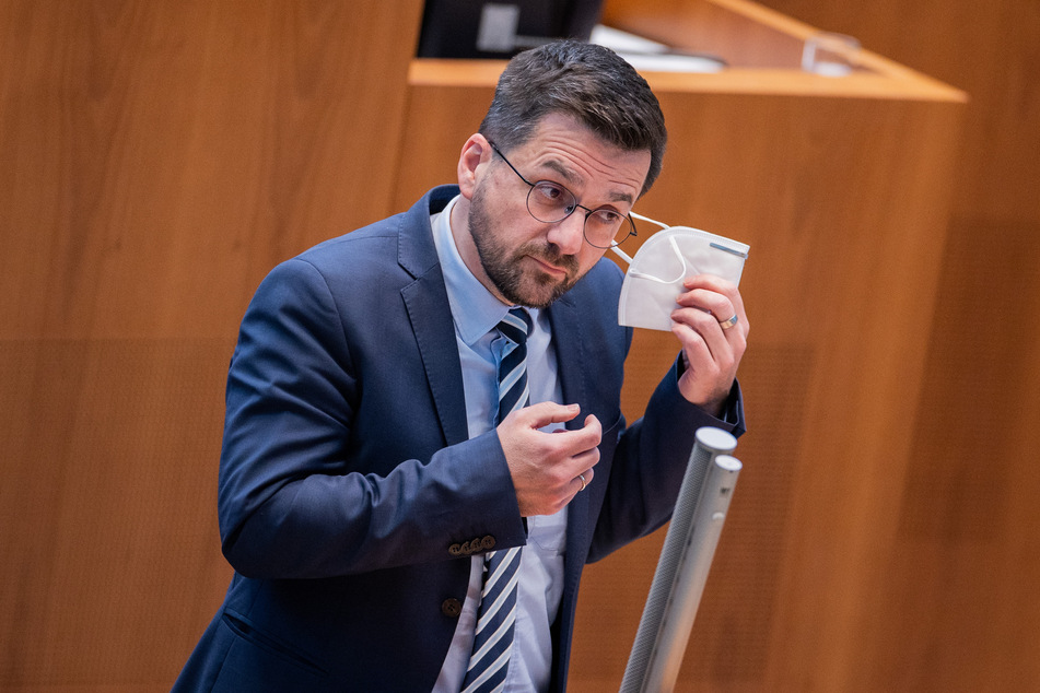 Angesichts der immer noch fehlenden neuen Corona-Einreiseverordnung für NRW hat Thomas Kutschaty (SPD) vor einem unkontrollierten Reiseverkehr in den Weihnachtsferien gewarnt.