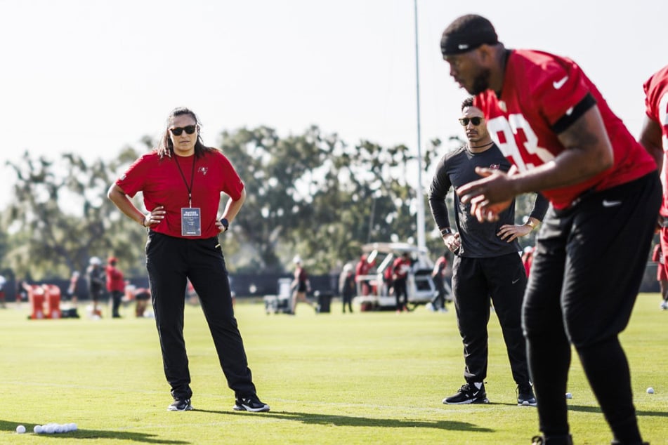 Alles hört auf ihr Kommando: Coach Nurasyid (l.) hat den Defense Tackle Eric Banks (27, r.) der Buccaneers genau im Blick.