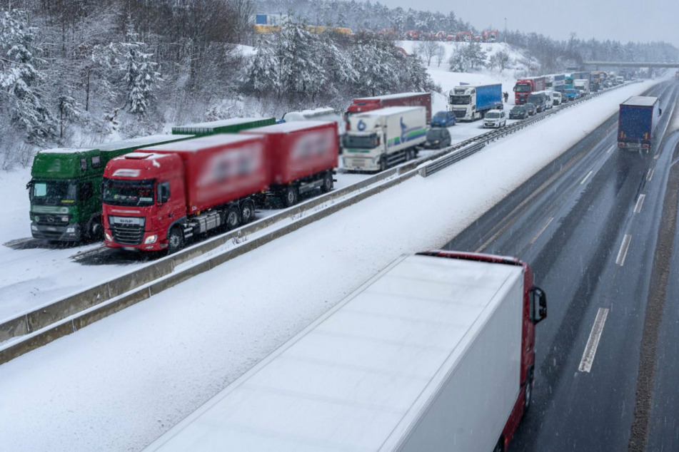 Mega-Stau! Starker Schneefall verursacht Chaos auf A72