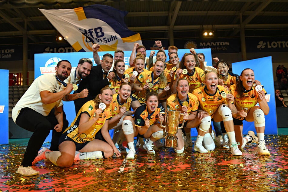 Mit dem Supercup feierten die Spielerinnen aus Suhl.