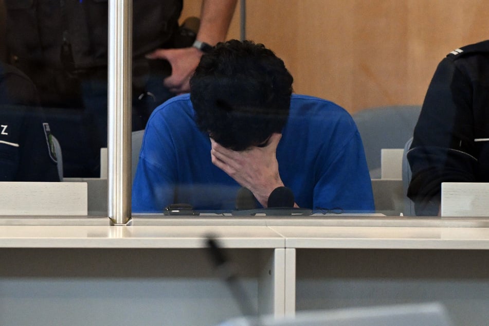 Am ersten Verhandlungstat hatte der Angeklagte, Issa al H. (27), den Messerangriff gestanden.