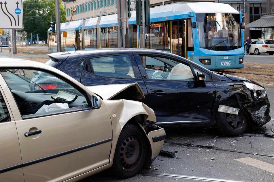 Kreuzungs-Crash in Chemnitzer Innenstadt: Renault kracht mit VW zusammen