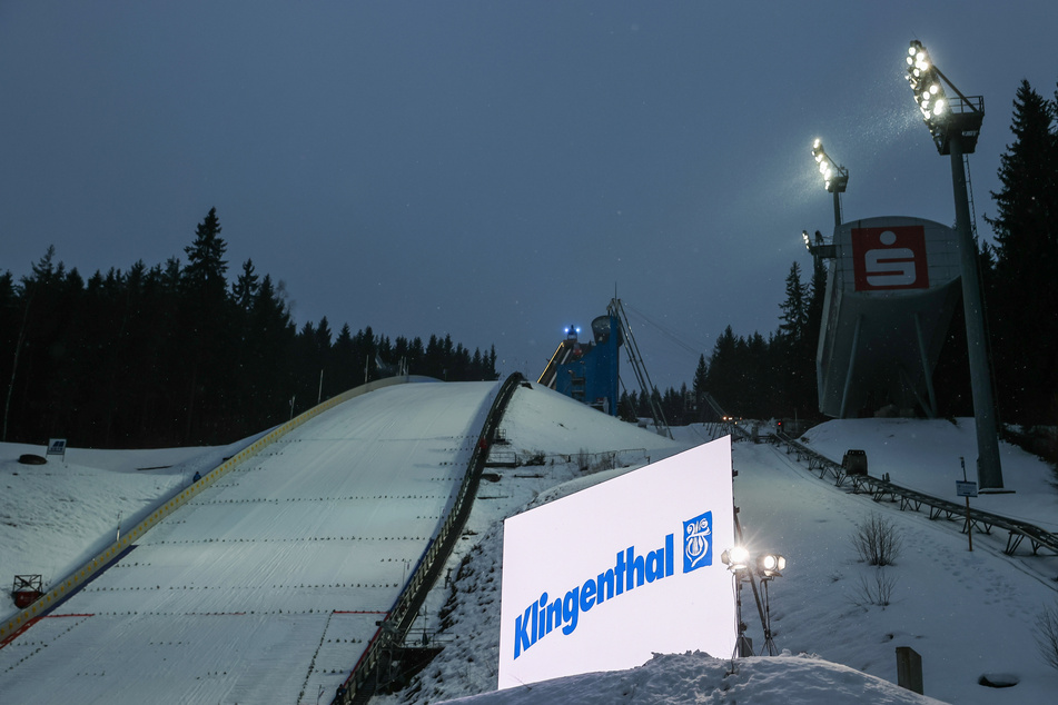 Im Vogtland hat sich Winterwetter eingestellt, sodass der Weltcup in der Nordischen Kombination nun stattfinden kann.