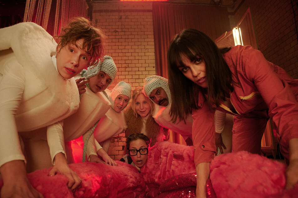 In einer Szene des Films "Liebesdings" verkleiden sich Darsteller eines Off-Theaters als Tampons.