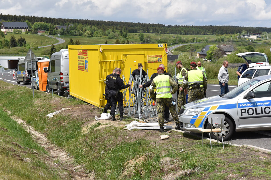 Tschechien macht auf: Grenzpolizisten bauten am Freitag diese Kontrollstelle bei Cinovec (Zinnwald) ab.