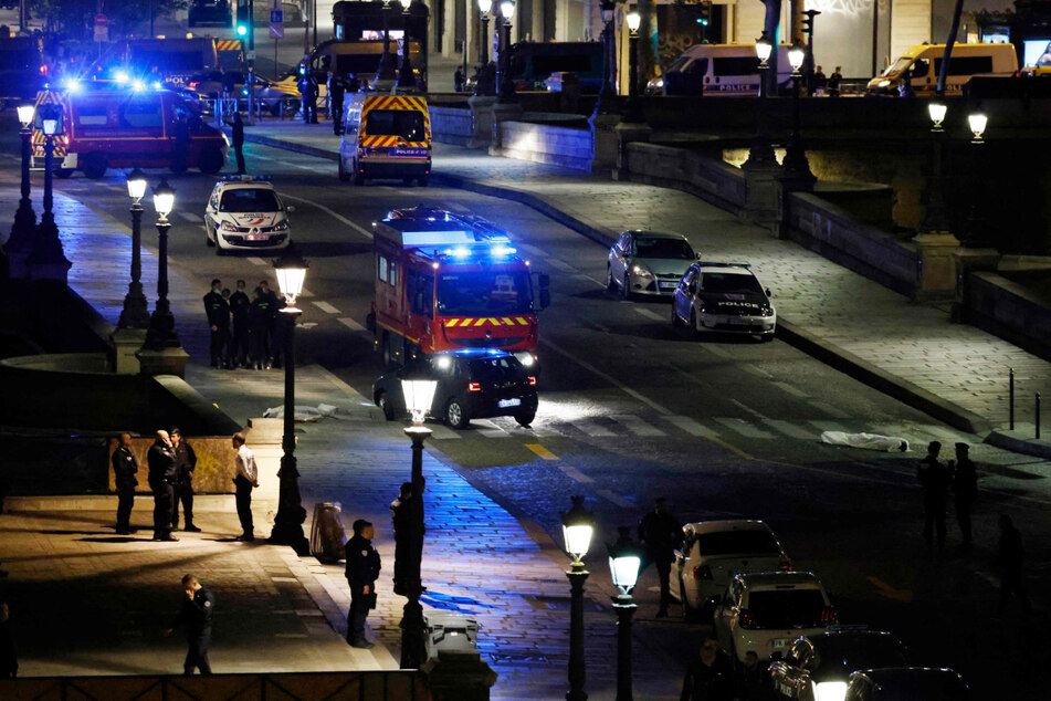 Mitten in Paris raste ein Auto mit drei Insassen unvermittelt auf die Beamten zu.