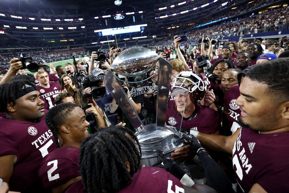 Texas A&amp;M celebrates after beating the Arkansas 23-21 in the 2022 Southwest Classic at AT&amp;T Stadium.