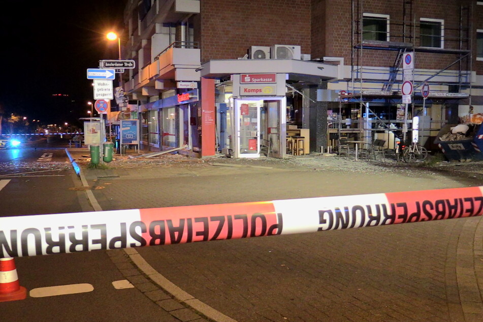 Die Täter hatten es auf den Geldautomaten in einem Gebäude an der Amsterdamer Straße/Ecke Stockumer Kirchstraße in Düsseldorf-Stockum abgesehen.