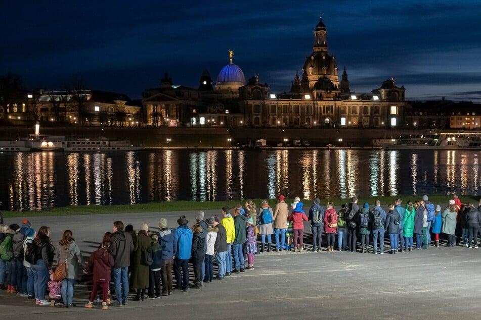 Den Anblick vom Neustädter Ufer wird es dieses Jahr nicht geben: Wegen der eingestürzten Carolabrücke bleibt die Menschenkette in der Altstadt.