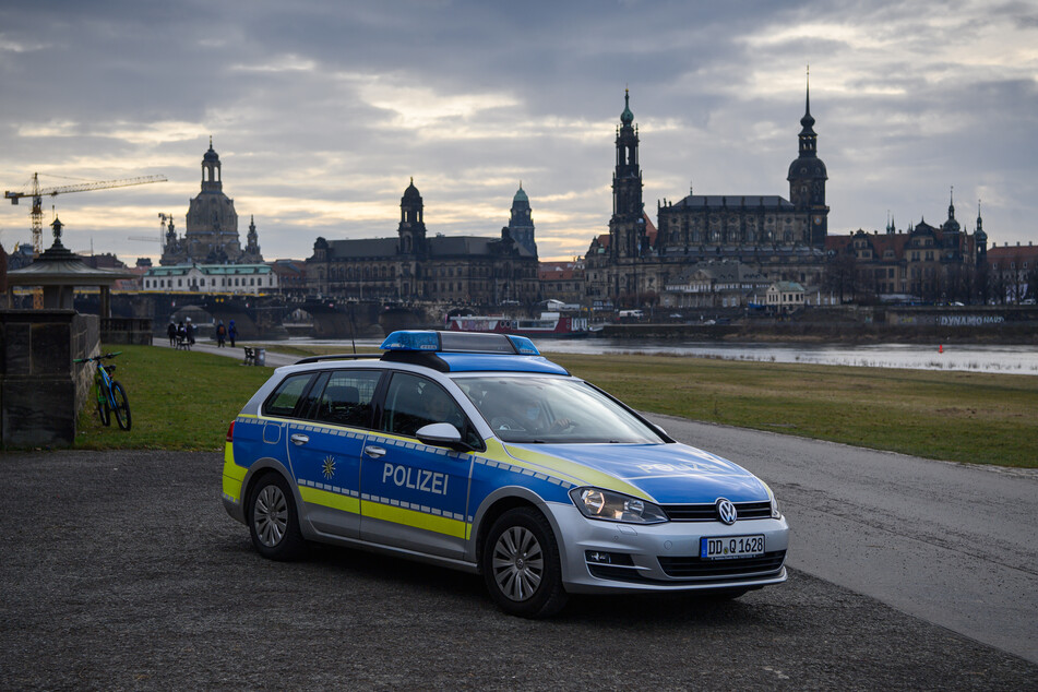 Die Dresdner Polizei musste am Freitagabend auf eine sehr ungewöhnliche Warnung reagieren.