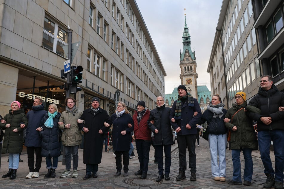 Auch Peter Tschentscher (59, SPD, 5.v.r.), Wolfgang Schmidt (54, SPD, r.) und Oke Göttlich (49, 4.v.r.), machen bei der Menschenkette mit.