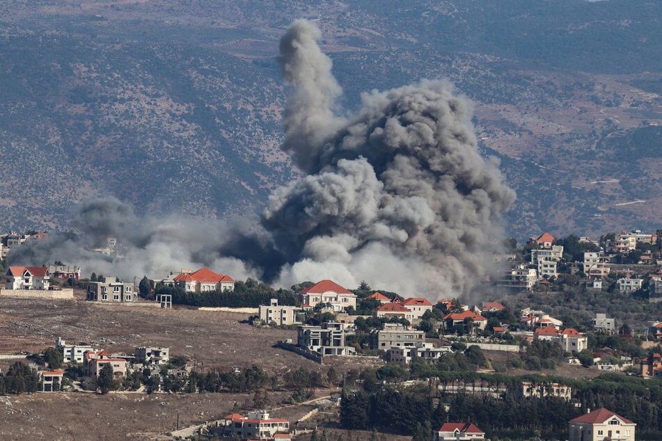 Über dem libanesischen Dorf Khiam steigt Rauch auf. Die israelische Luftwaffe hat ein Hisbollah-Asset unschädlich gemacht.