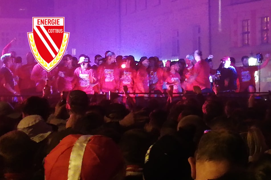 Cottbuser Aufstiegsparty auf dem Altmarkt - Fans singen: "Pele hat gesagt, wir steigen auf"