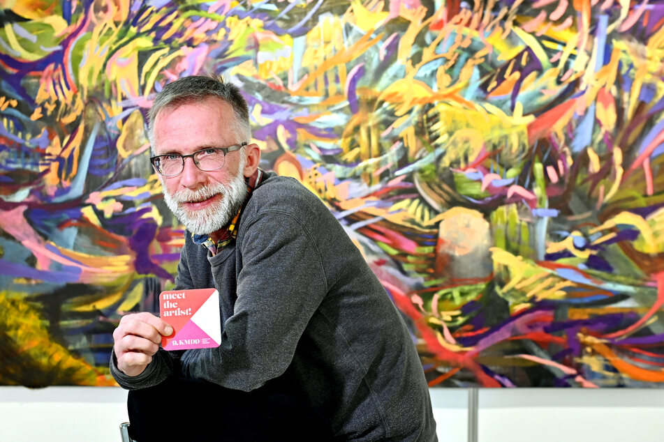 Künstlerbund-Chef Torsten Rommel (54) vor einem Großformat von Kunstakademie-Student Max Maus.