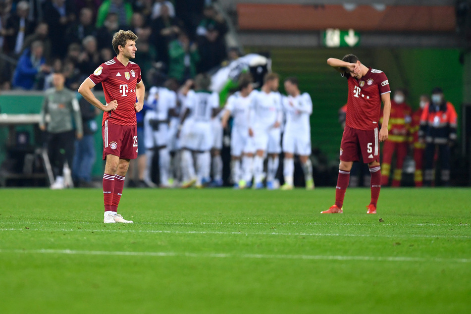 Die Bayern-Stars Thomas Müller (l.) und Robert Lewandowski waren nach der hohen Niederlage in Mönchengladbach bedient.