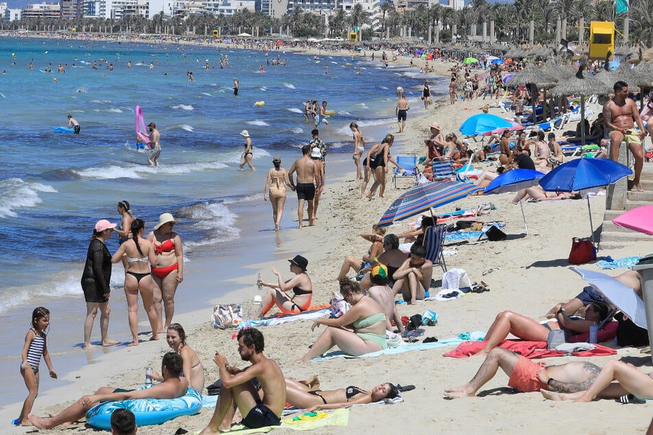 Voller Strand in Mallorcas Hauptstadt Palma: Das Meer vor der Insel wird allmählich zur "Badewanne".