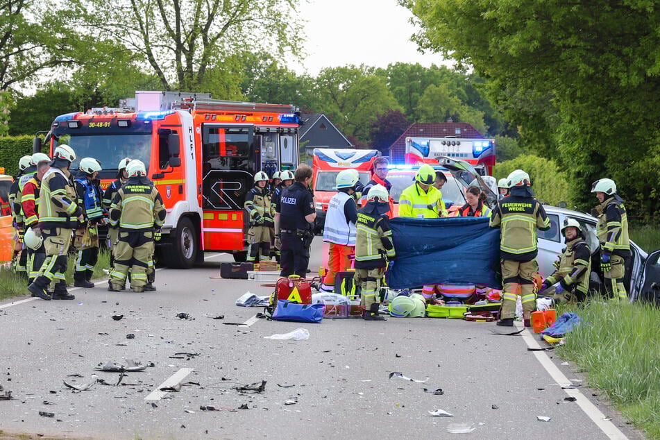 Zwei Menschen sind bei einem schweren Unfall bei Wedel am Samstag ums Leben gekommen. Weitere wurden verletzt.
