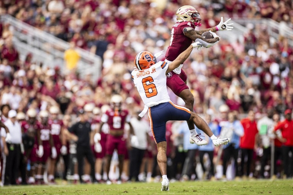Florida State receiver Keon Coleman (r.) pulled off an insane one-handed grab catch against conference foe Syracuse.