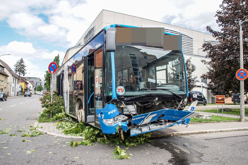 Der demolierte Linienbus.