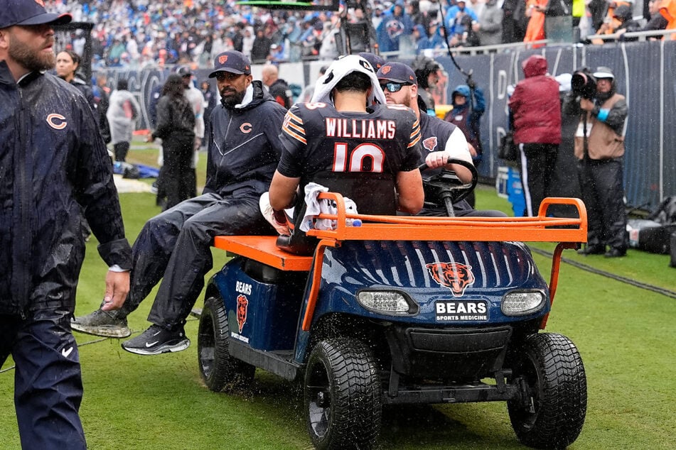 Ist seine Saison gelaufen? Bears-Quarterback Caleb Williams musste nach einer Verletzung ohne Fremdeinwirkung vom Platz gefahren werden.