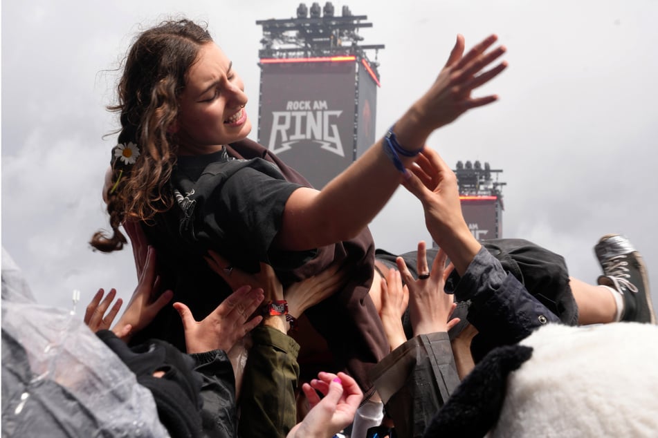 Auch am Samstag müssen sich die Fans auf einige Regenschauer einstellen. Die Gewittergefahr ist aber laut dem Deutschen Wetterdienst gering.