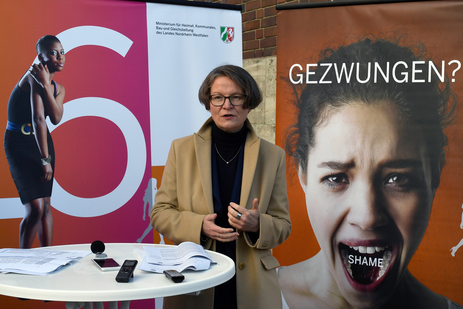 NRW-Gleichstellungsministerin Ina Scharrenbach (44, CDU) stellt "EXIT.NRW" vor, eine Aktion der Landesregierung gegen Menschenhandel und Zwangsprostitution.