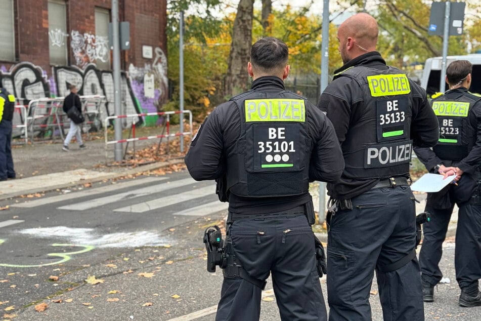 Berlin: Protest gegen Rüstungsproduktion: Aktivisten kleben sich vor Rheinmetall-Werk in Berlin fest
