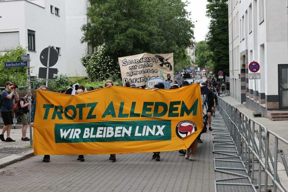 Die Demonstrationsteilnehmer ziehen durch Connewitz.