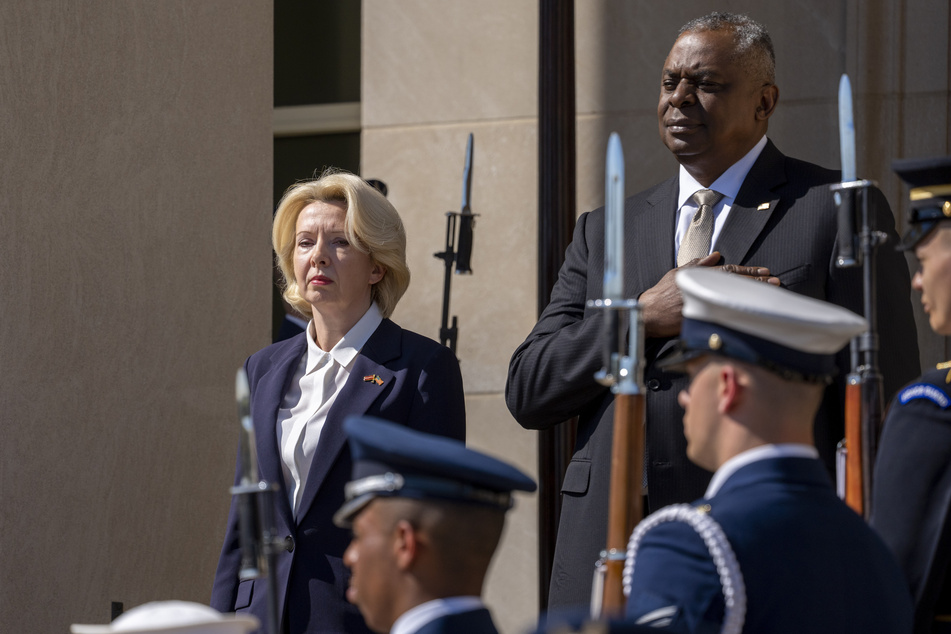Lloyd Austin (r), Verteidigungsminister der USA, und Inara Murniece (52, l., Verteidigungsministerin von Lettlandim Pentagon am vergangenen Donnerstag.