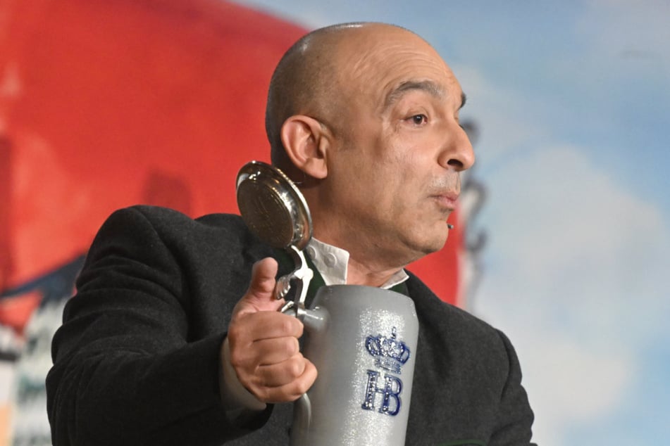 Sachte genug, um nächstes Jahr wieder kommen zu dürfen? Kabarettist Django Asül (53) hat in München die Politik aufs Korn genommen.