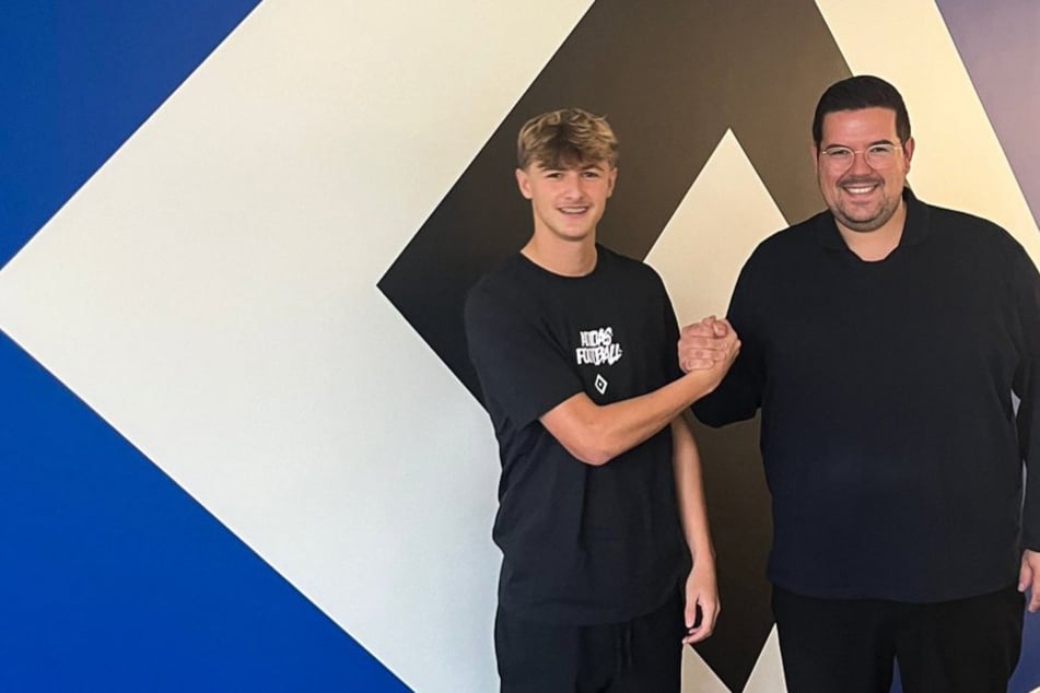 Der HSV hat den Vertrag mit dem U19-Spieler Louis Lemke (16, l.) verlängert.