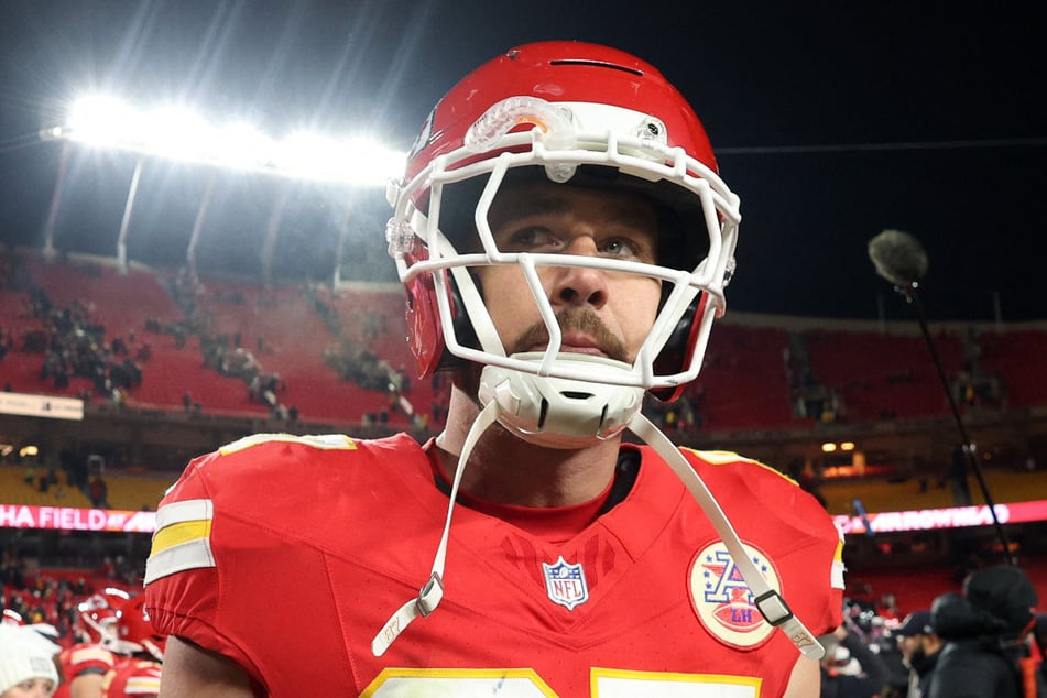 Con el pase que él había desviado al rival, el tight end de los Chiefs, Travis Kelce, selló la derrota de su equipo, una vez más. Ya podemos emocionarnos por el próximo álbum de Taylor Swift.