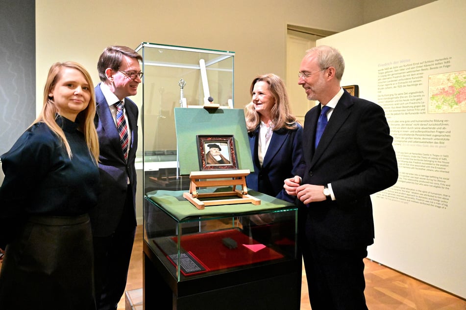 Viel Aufmerksamkeit für ein kleines Bild (v.l.).: Sylvia Karges vom Münzkabinett, Holger Jacob-Friesen von der Gemäldegalerie, Petra von Crailsheim vom Förderverein und Bernd Ebert, Generaldirektor.