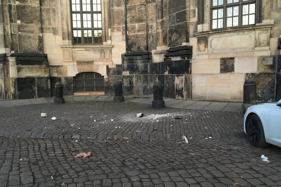 Teile der Sandsteinfigur krachten unmittelbar neben dem Ehepaar auf den Boden.