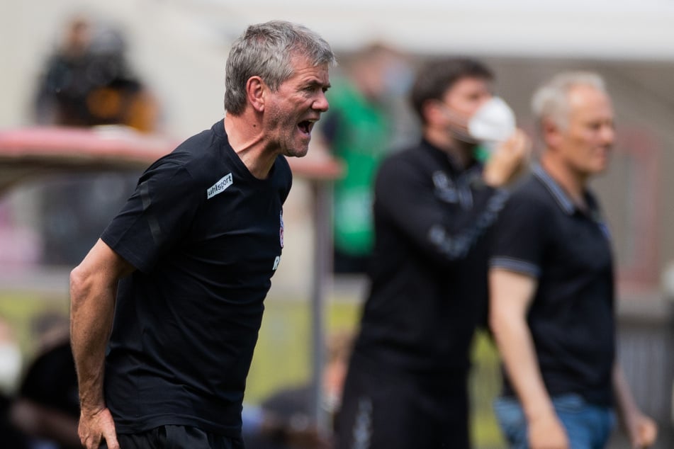 Trainer Friedhelm Funkel (67) hofft in den letzten zwei Saisonspielen auf sechs wichtige Punkte für den Klassenerhalt des 1. FC Köln.