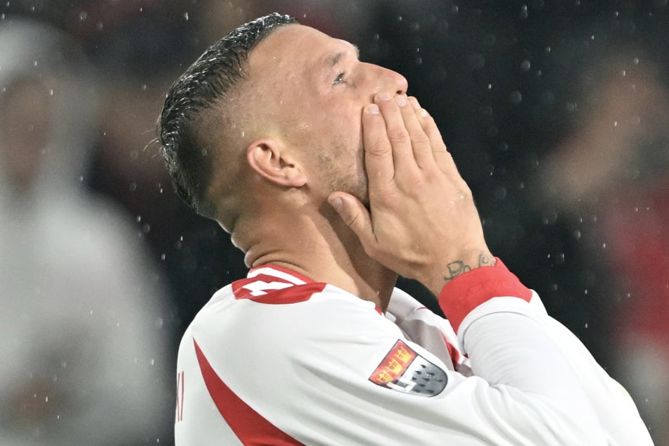 "Ruhe in Frieden!" Lukas Podolski muss traurigen Abschied nehmen